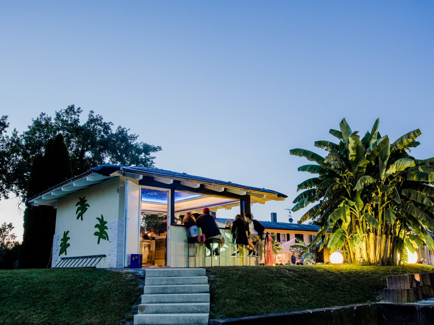 Gäste genießen Drinks an der Beachbar.