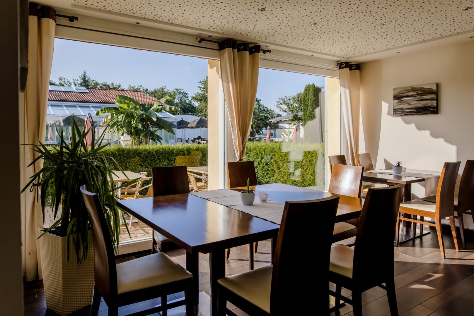 Panoramazimmer im Restaurant mit Blick auf das Schwimmbad.
