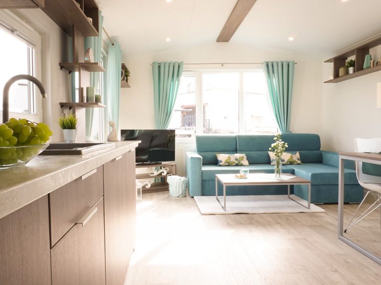 Mobilheim mit schönem Wohn- und Essbereich auf dem Camping Gugel.