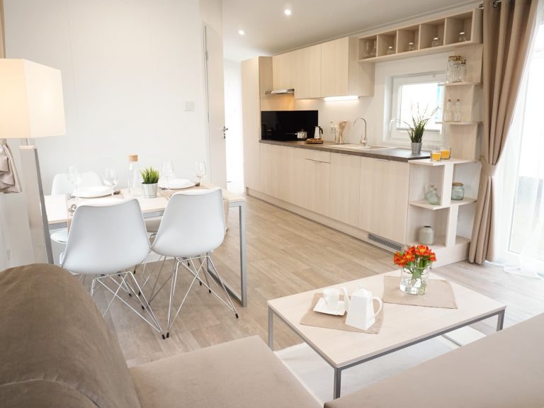 Mobilheim mit schönem Wohn- und Essbereich auf dem Camping Gugel.