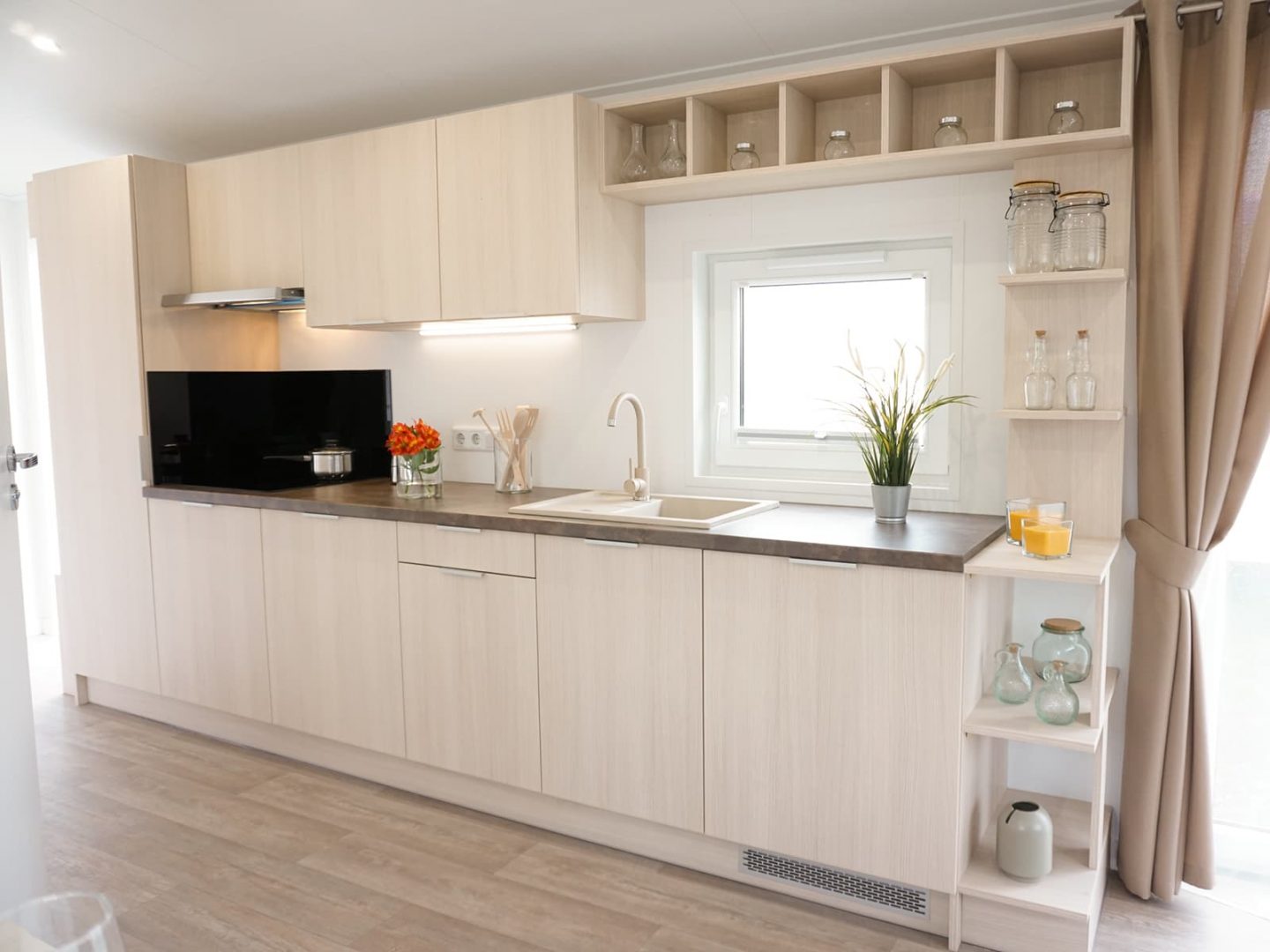 Mobilheim mit schöner Küche auf dem Camping Gugel.