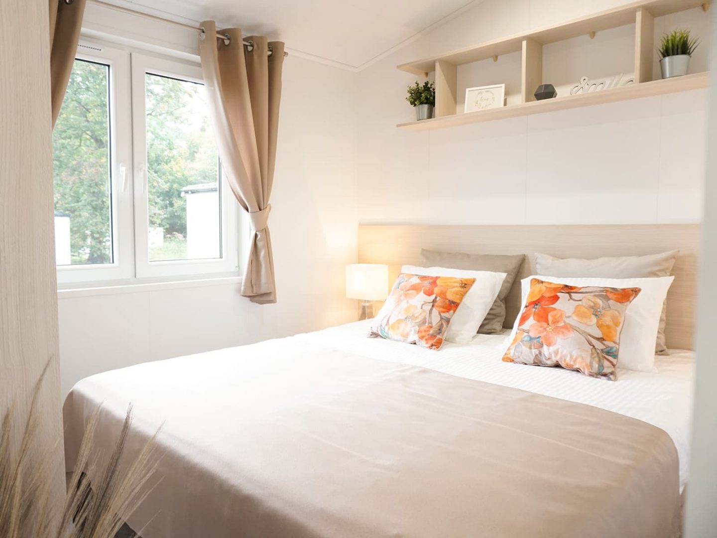 Mietbares Mobilheim mit schönem Doppelbett auf dem Camping Gugel.