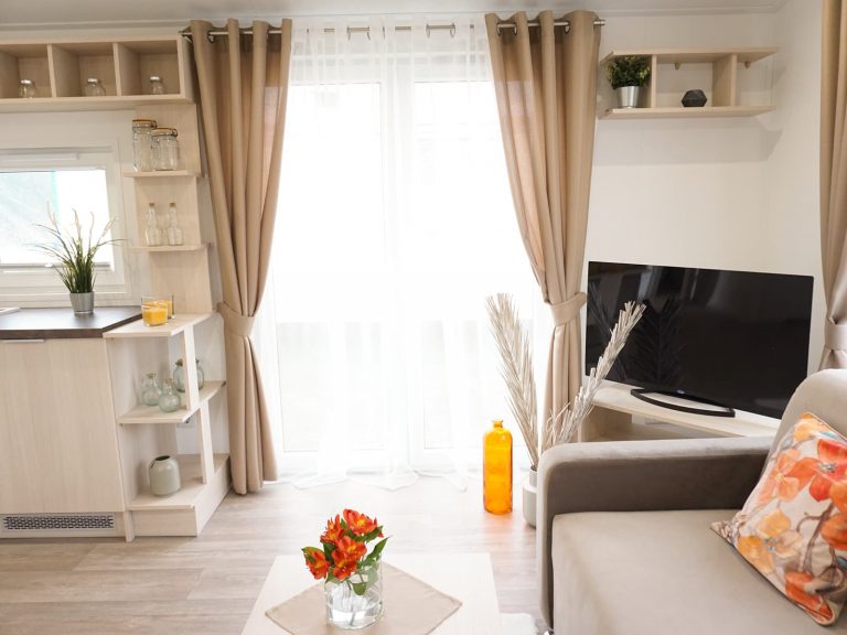 Mobilheim mit schönem Wohnbereich auf dem Camping Gugel.