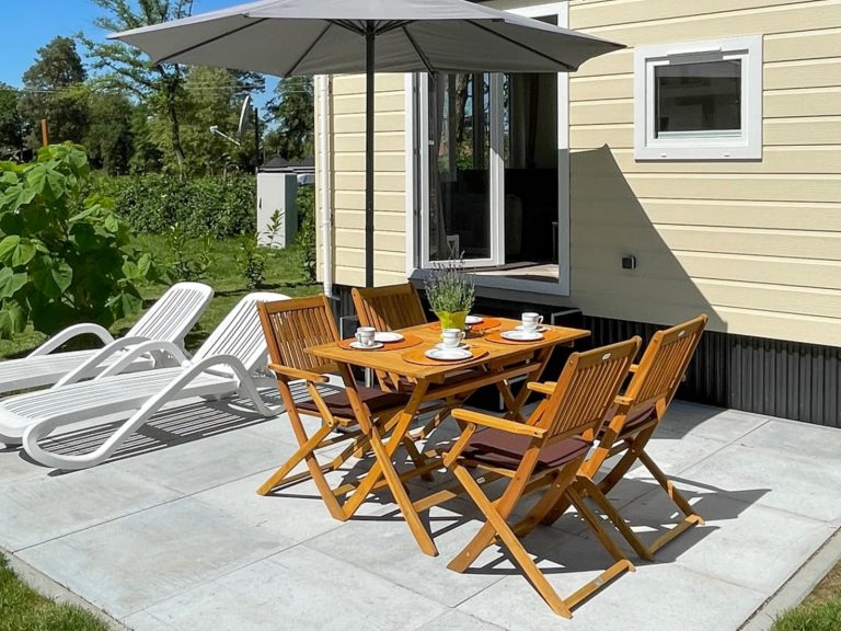 Mietbares Mobilheim mit Terrasse auf dem Camping Gugel.