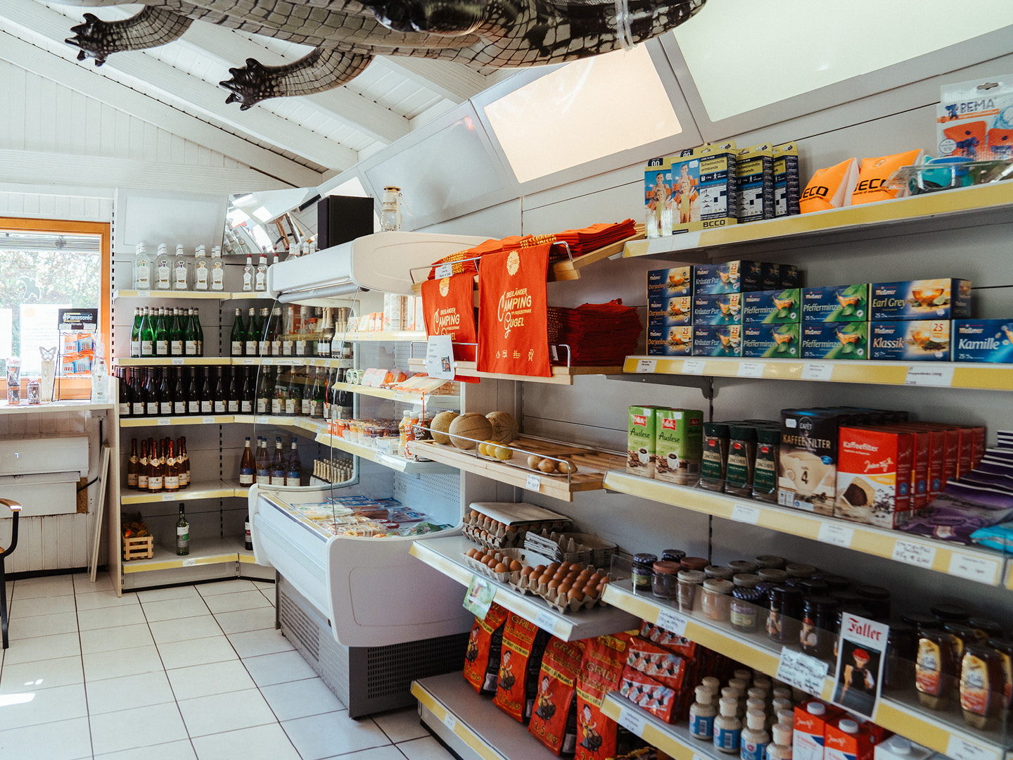 Vielfältige Auswahl im Shop auf dem Camping Gugel