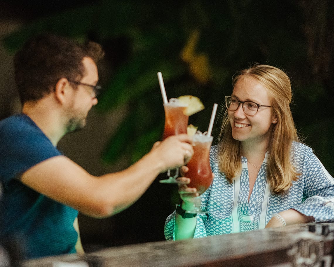 Anstoßen mit Cocktails