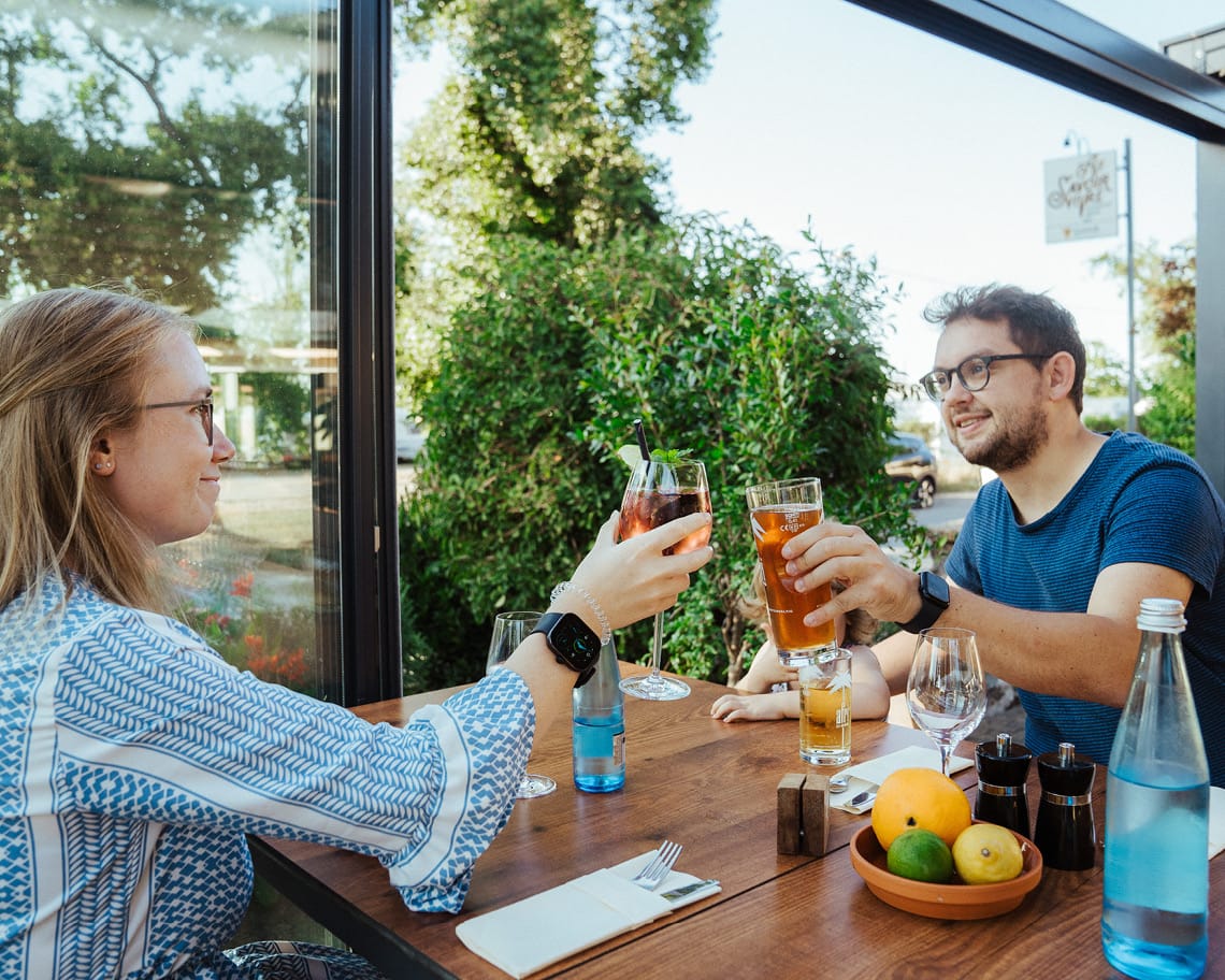 Mit Getränken anstoßen