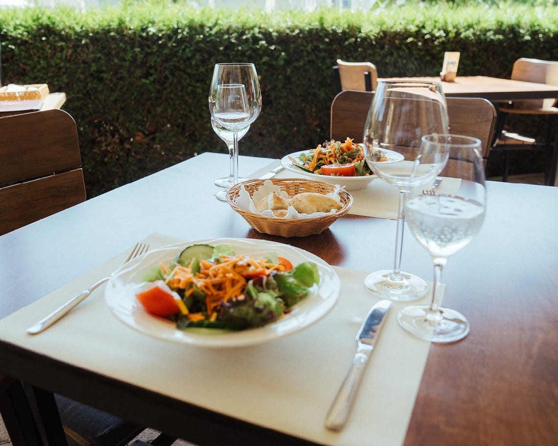 Frischer Salat auf eingedecktem Tisch
