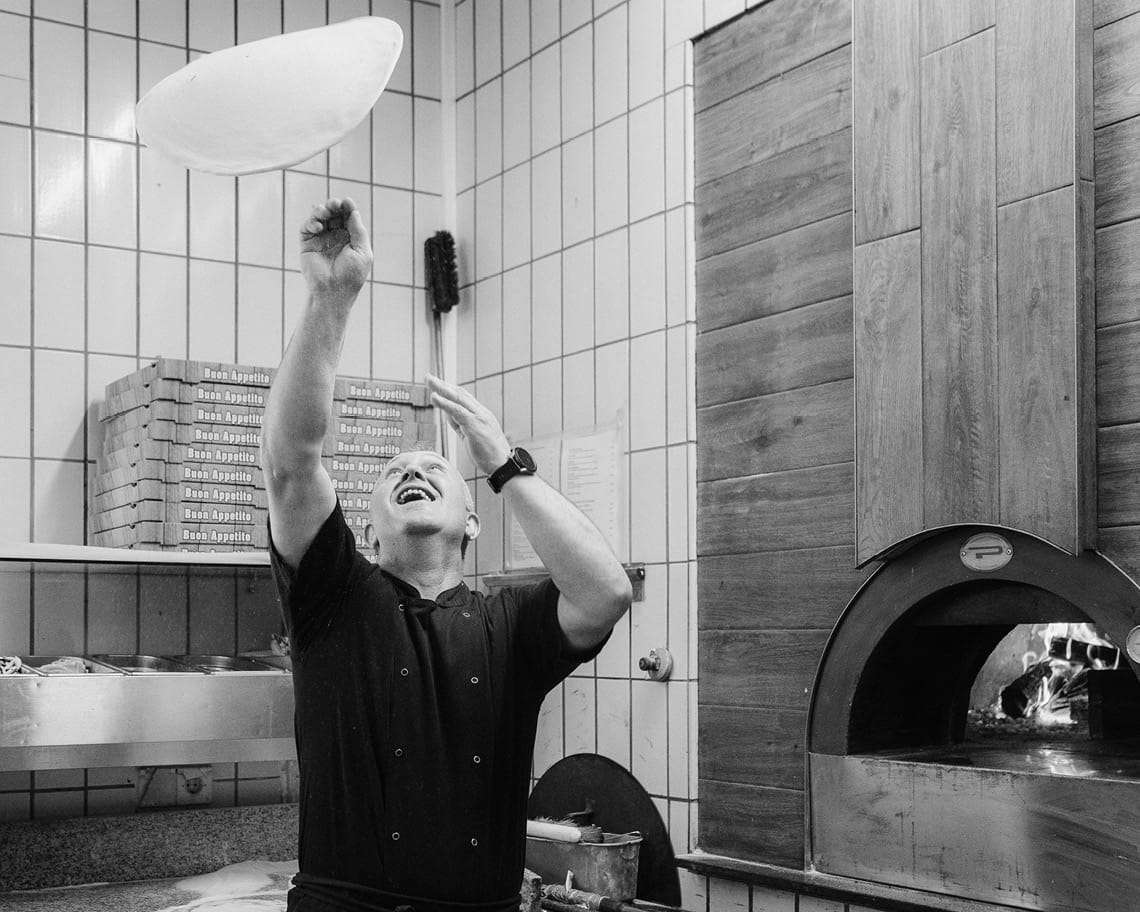 Pizza wird zubereitet