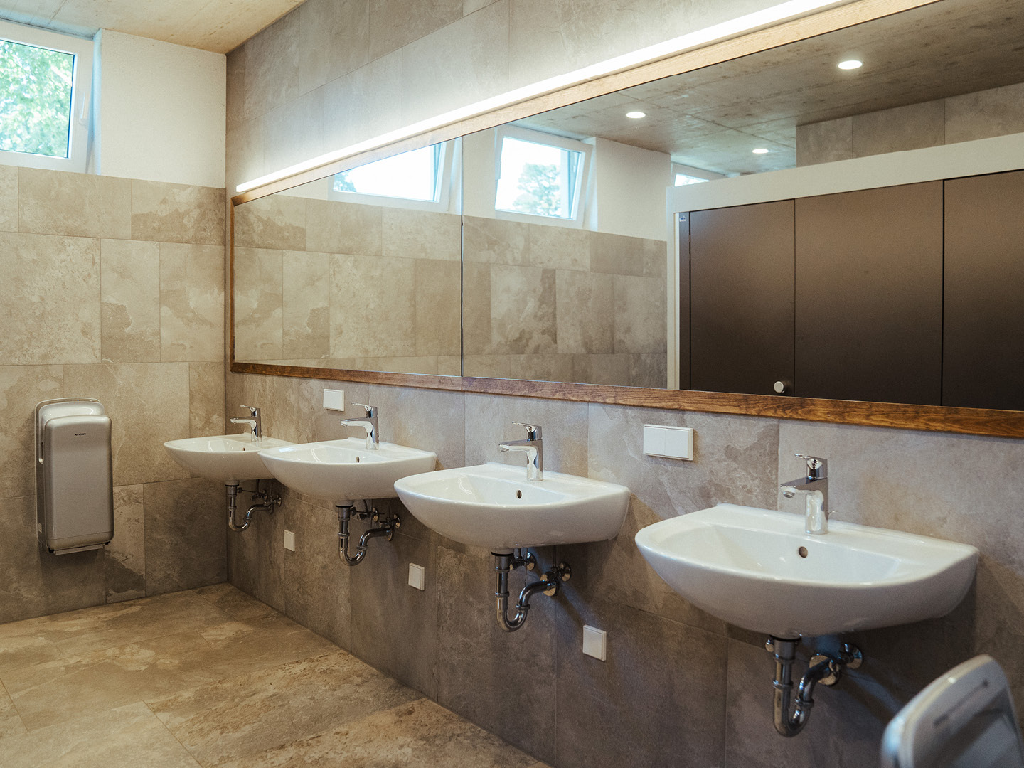 Gepflegte und moderne Sanitäranlagen - Waschbecken