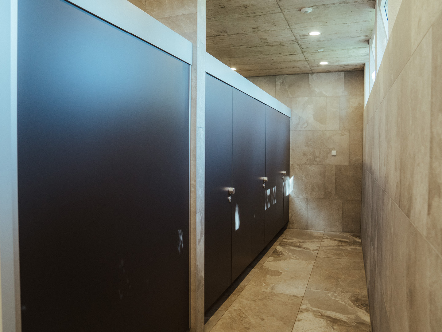 Gepflegte und moderne Sanitäranlagen - Toiletten