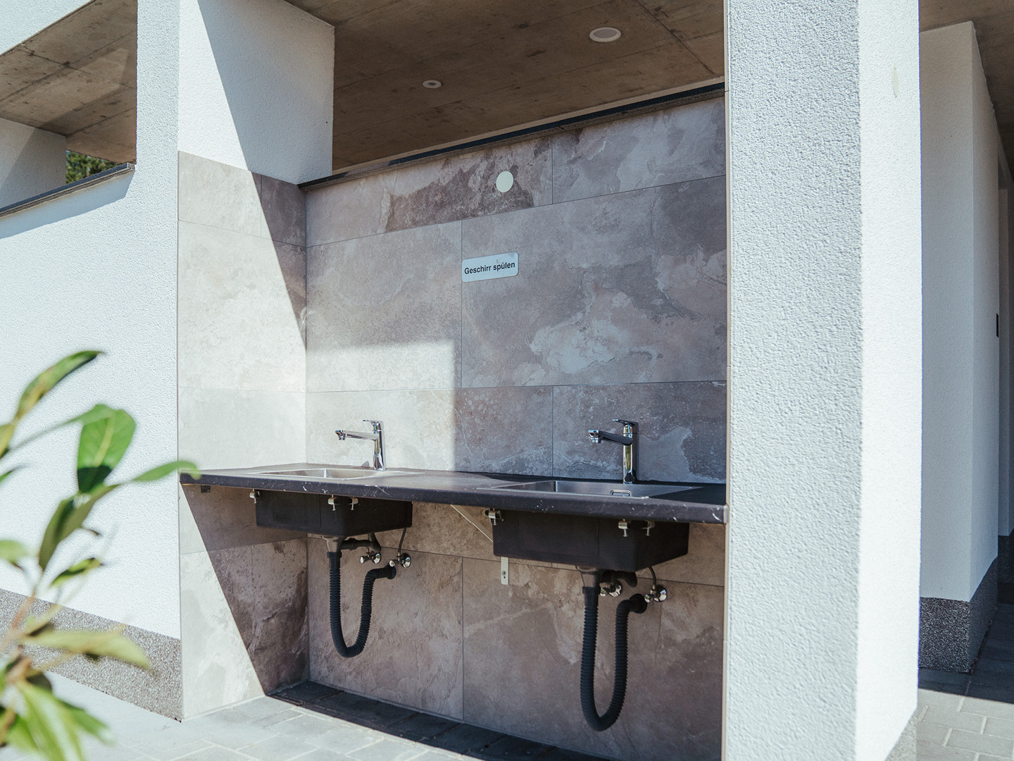 Gepflegte und moderne Sanitäranlagen - Außenbereich und Spülmöglichkeiten