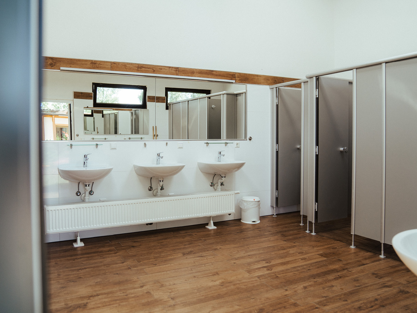 Gepflegte und moderne Sanitäranlagen - Waschbecken und Duschen