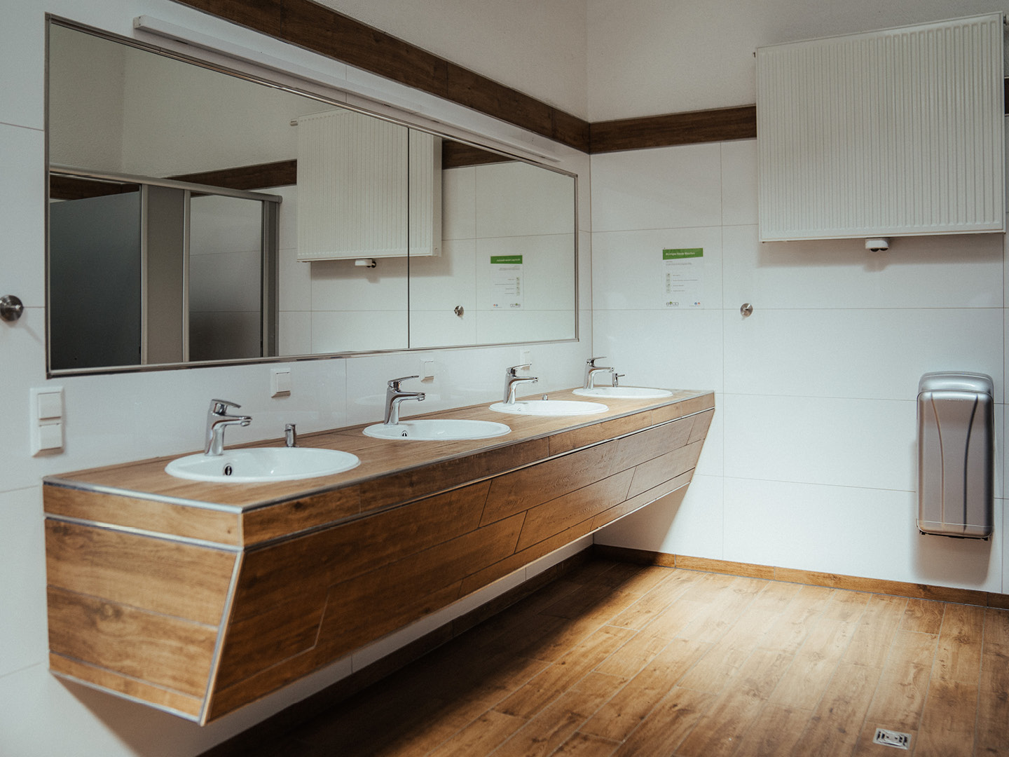 Gepflegte und moderne Sanitäranlagen - Waschbecken